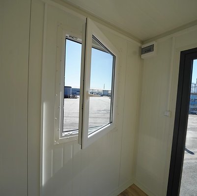 37e3c5_3a37bbf58a0648cd8f9eec0b35cd6a7amv2.jpg Module Container préfabriqué de 18 m2