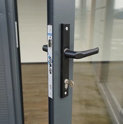 37e3c5_5ff48fbc1b7743719c1afaffe34ca7cbmv2.jpg Module Container préfabriqué de 18 m2