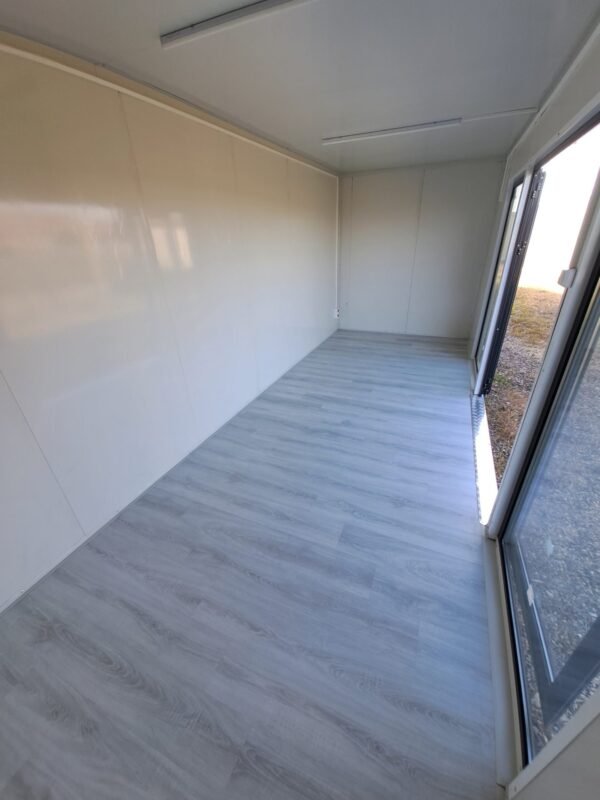 Module Préfabriqué de 13 m2 – Bardage Bois, Toit Plat + Façade Vitrée