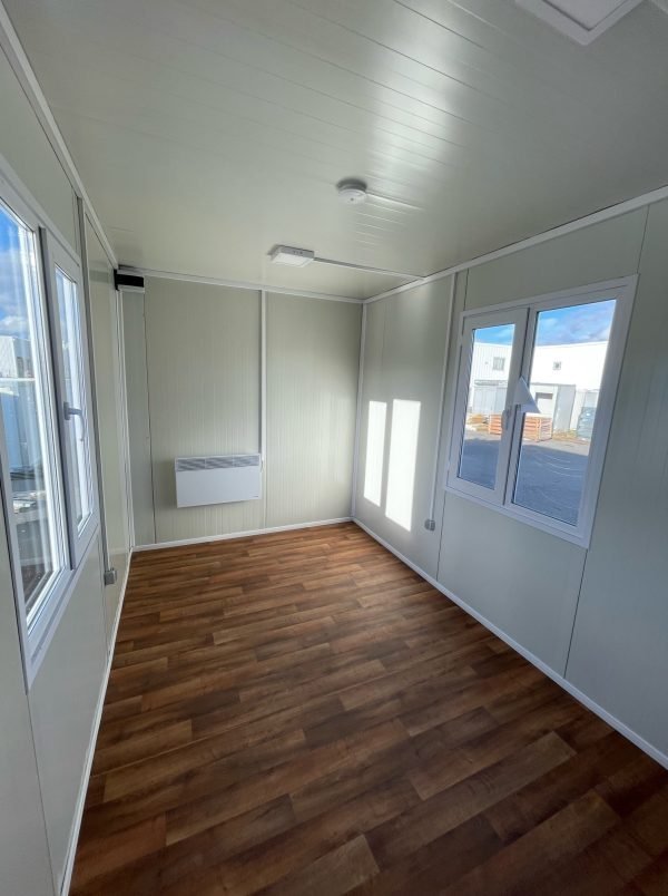 Baraque-de-chantier-interieur-10m²-ADC-Module-600x804-1.jpeg Module Préfabriqué 10 m²